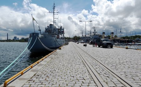 Таллинский порт, в том числе военный. Каким я увидел его, когда ещё пускали в Эстонию?