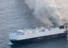 Buque con tres mil carros con destino a México se hundió frente a la costa de Alaska tras incendio