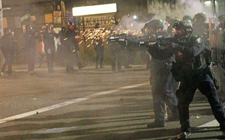 Fuerzas de ICE enfrentan resistencia comunitaria con gases lacrimógenos, granadas aturdidoras y patrullas blindadas