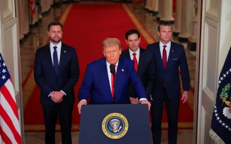 الصورة: الرئيس ترامب محاطًا بنائبه جي. دي. فانس ووزيري الدفاع والخارجية، خلال إعلانه عن الضربات ضد إيران في البيت الأبيض. (الصورة من أسوشيتد برس)