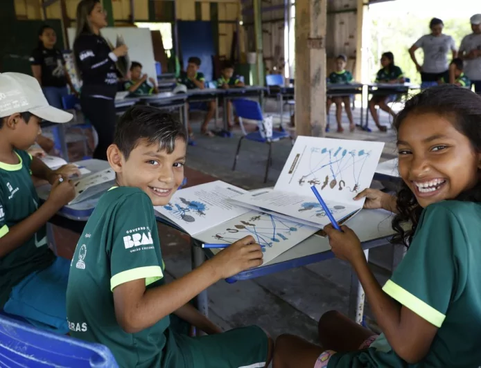 "Z de zangão": projeto aproveita vivências para alfabetizar no mangue