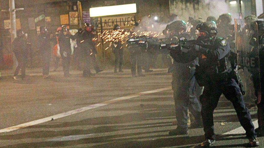 Fuerzas de ICE enfrentan resistencia comunitaria con gases lacrimógenos, granadas aturdidoras y patrullas blindadas