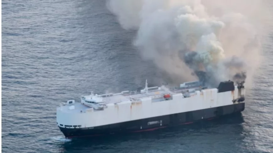 Buque con tres mil carros con destino a México se hundió frente a la costa de Alaska tras incendio
