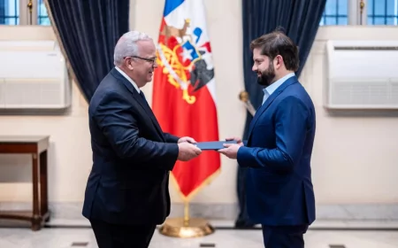 Embajador Juan Cohen presenta Cartas Credenciales ante el presidente Gabriel Boric