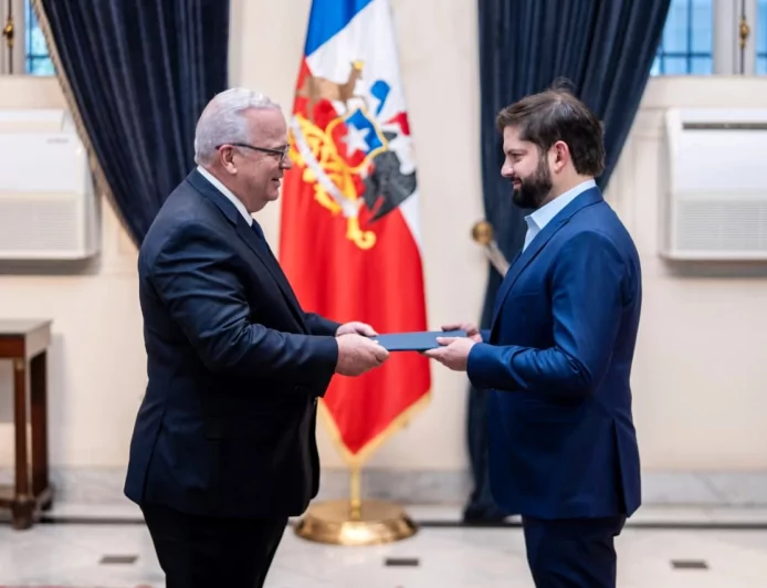 Embajador Juan Cohen presenta Cartas Credenciales ante el presidente Gabriel Boric