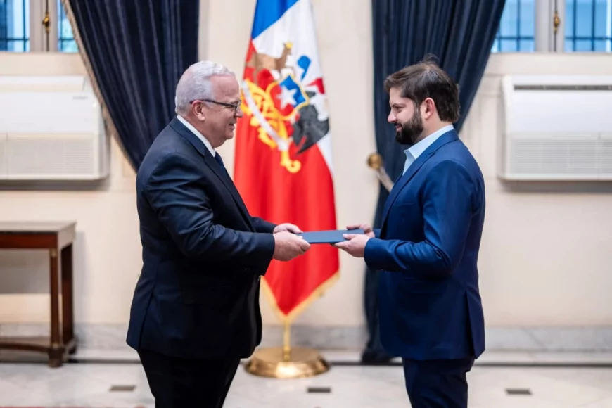 Embajador Juan Cohen presenta Cartas Credenciales ante el presidente Gabriel Boric